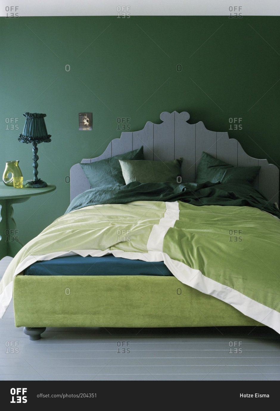 Зеленая кровать в интерьере