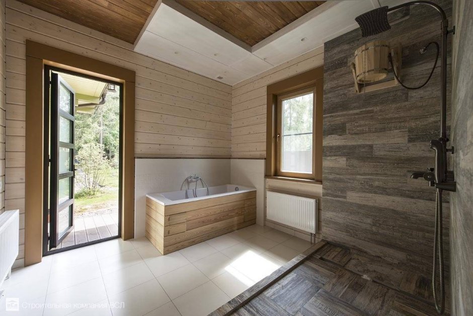 Большая ванная комната в деревянном доме