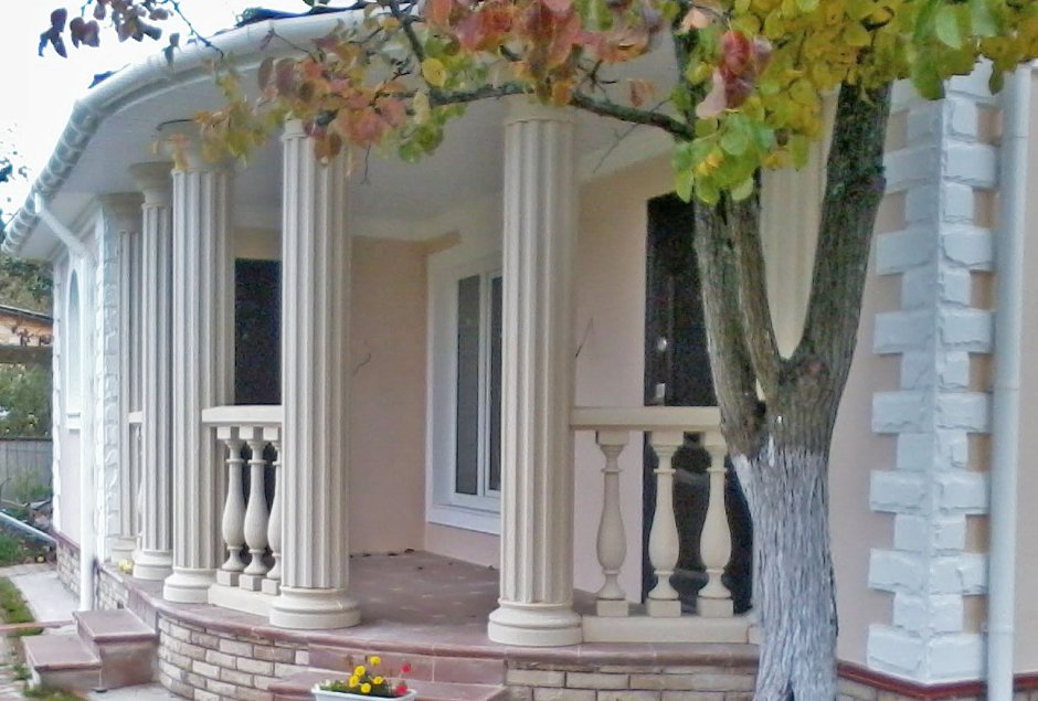 Декоративные колонны на фасаде
