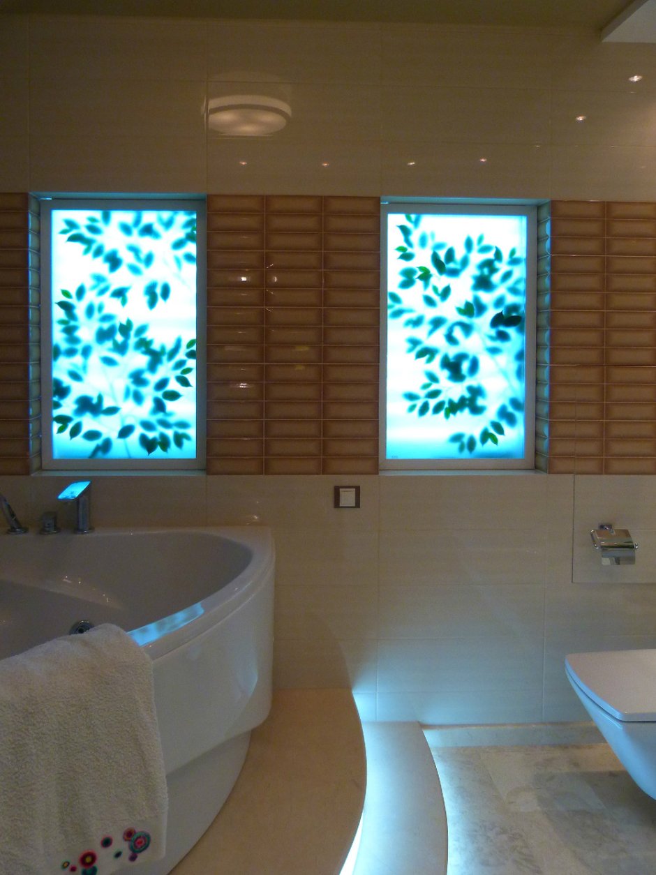 Имитация окна в ванной с подсветкой