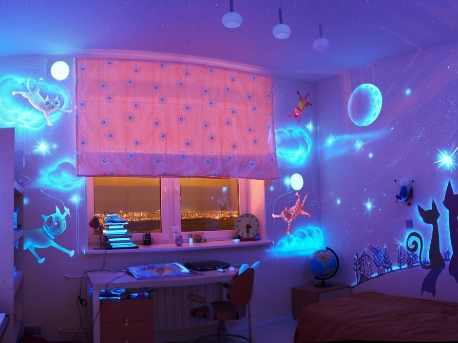 Флуоресцентная краска в комнате