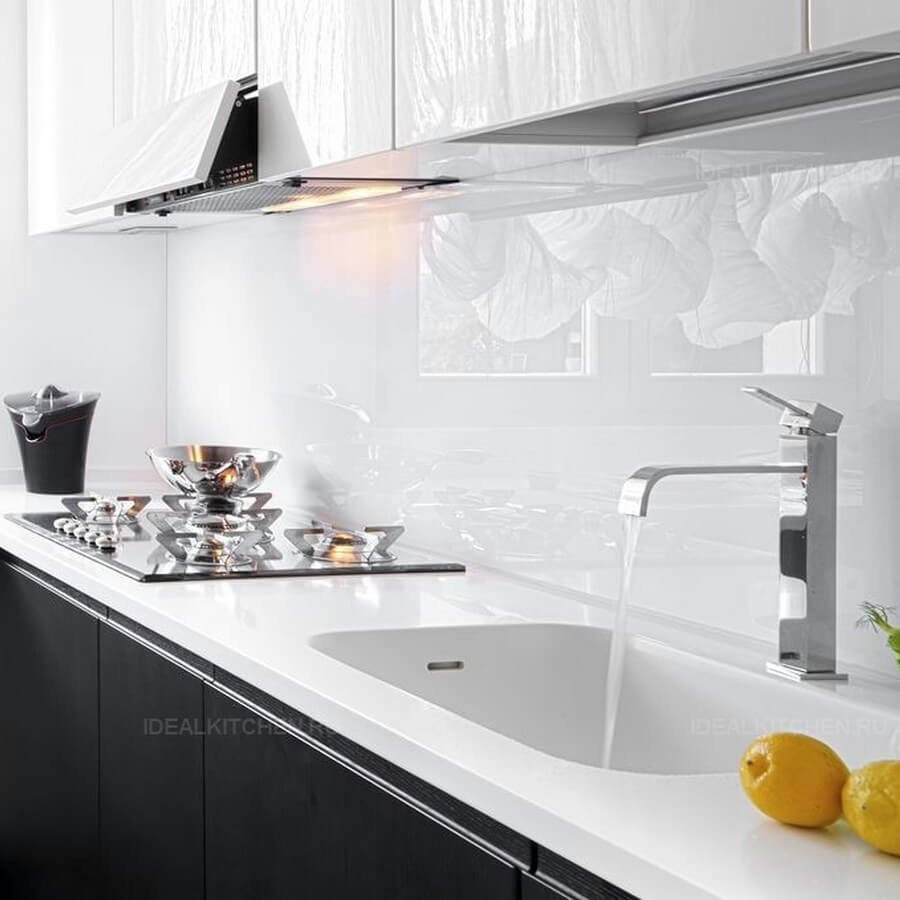 Фартук для кухни из стекла