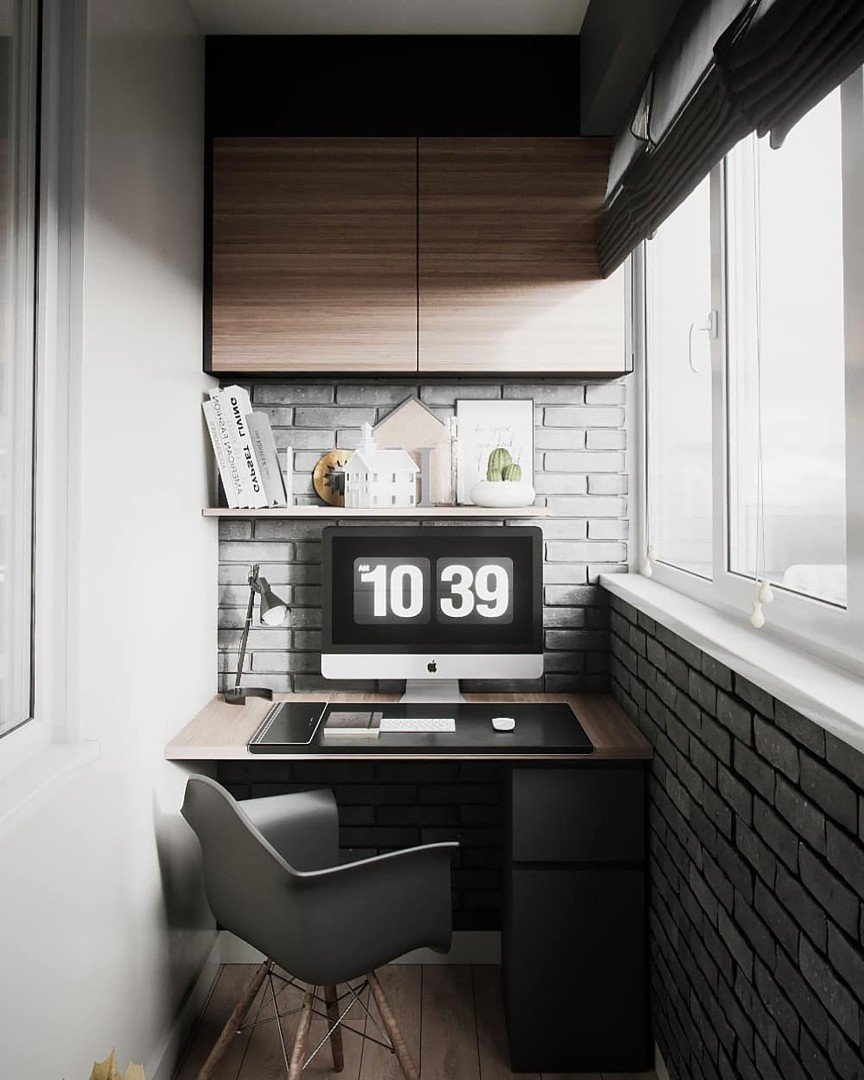 Компьютерный стол на лоджии