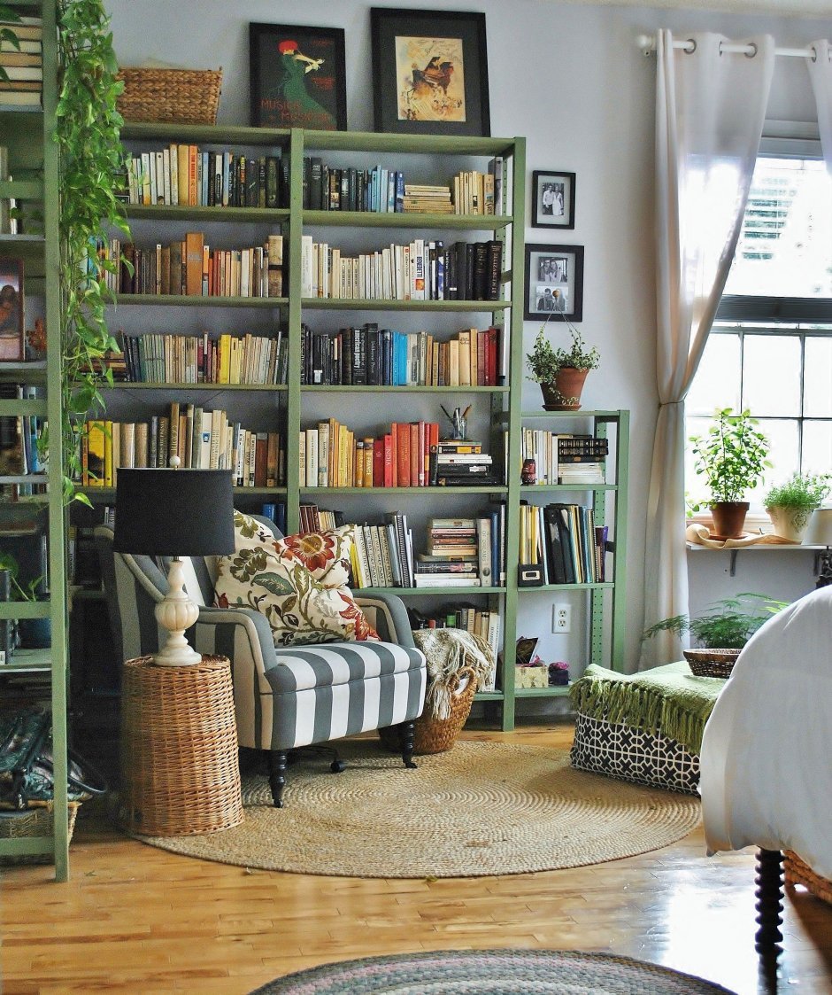 Книжные стеллажи в интерьере квартиры