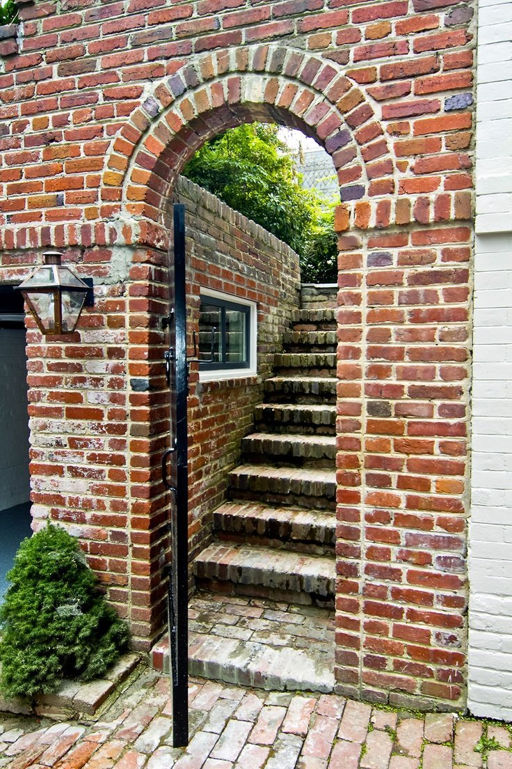 Забор с аркой из кирпича