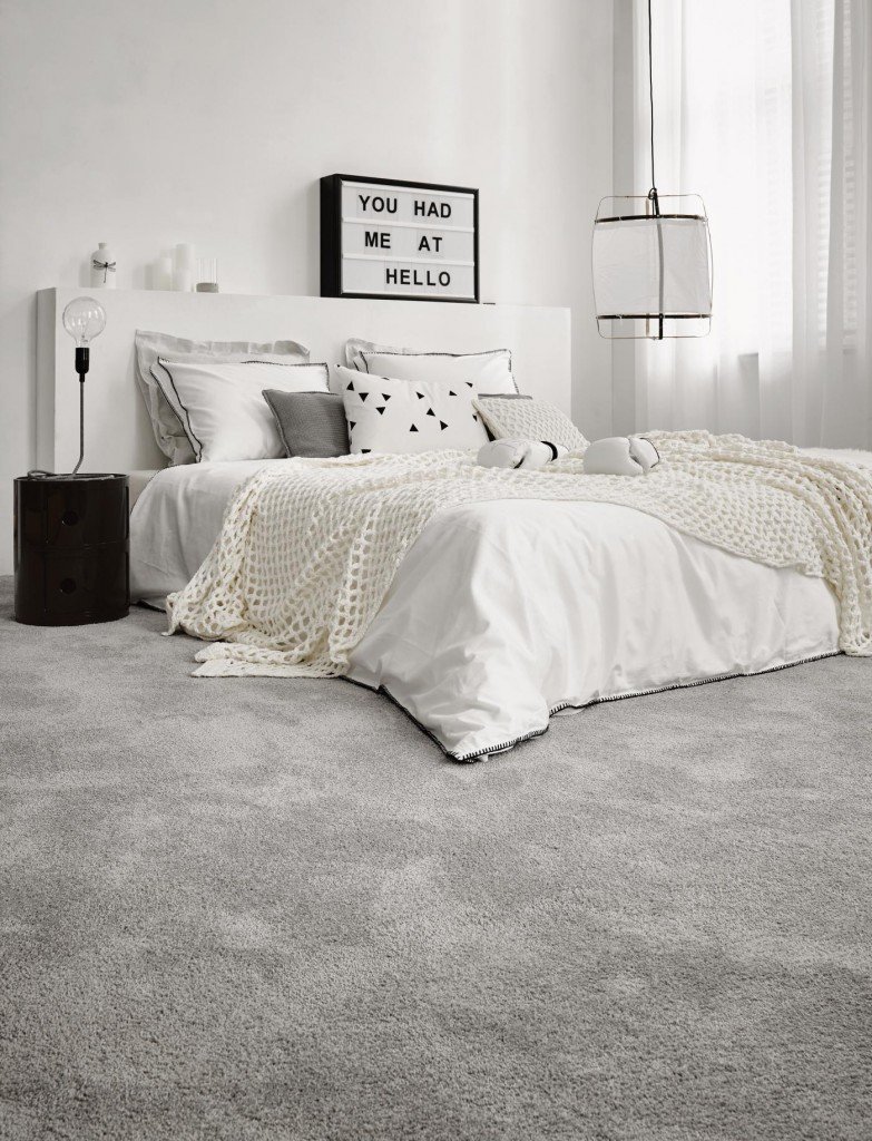 Серый ковролин в спальне
