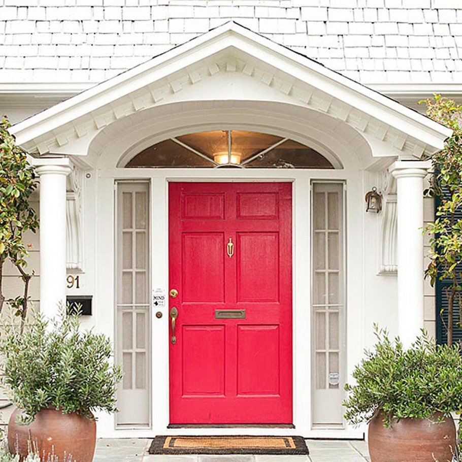 Яркая входная дверь