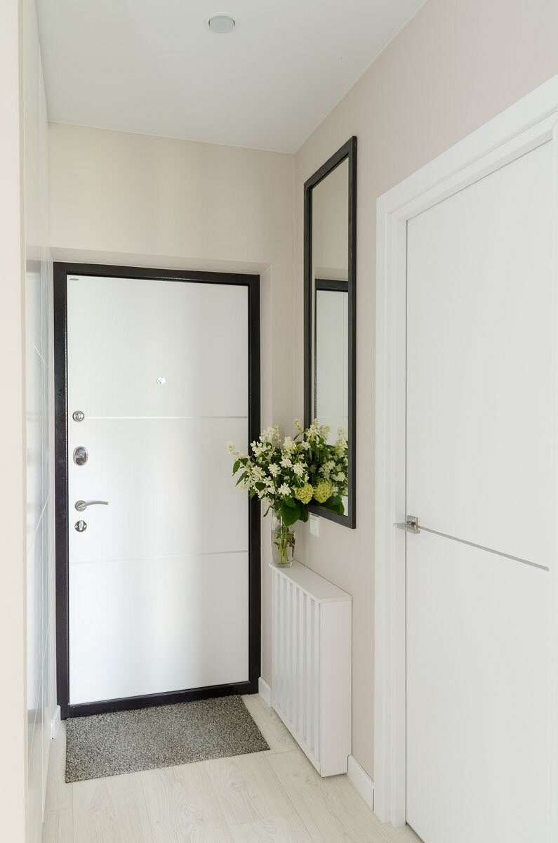 Входная дверь в интерьере прихожей