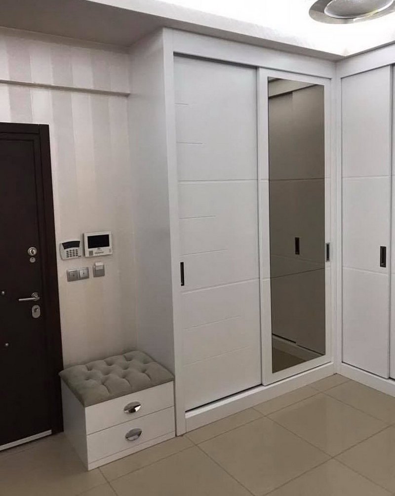 Белый встроенный шкаф в прихожую