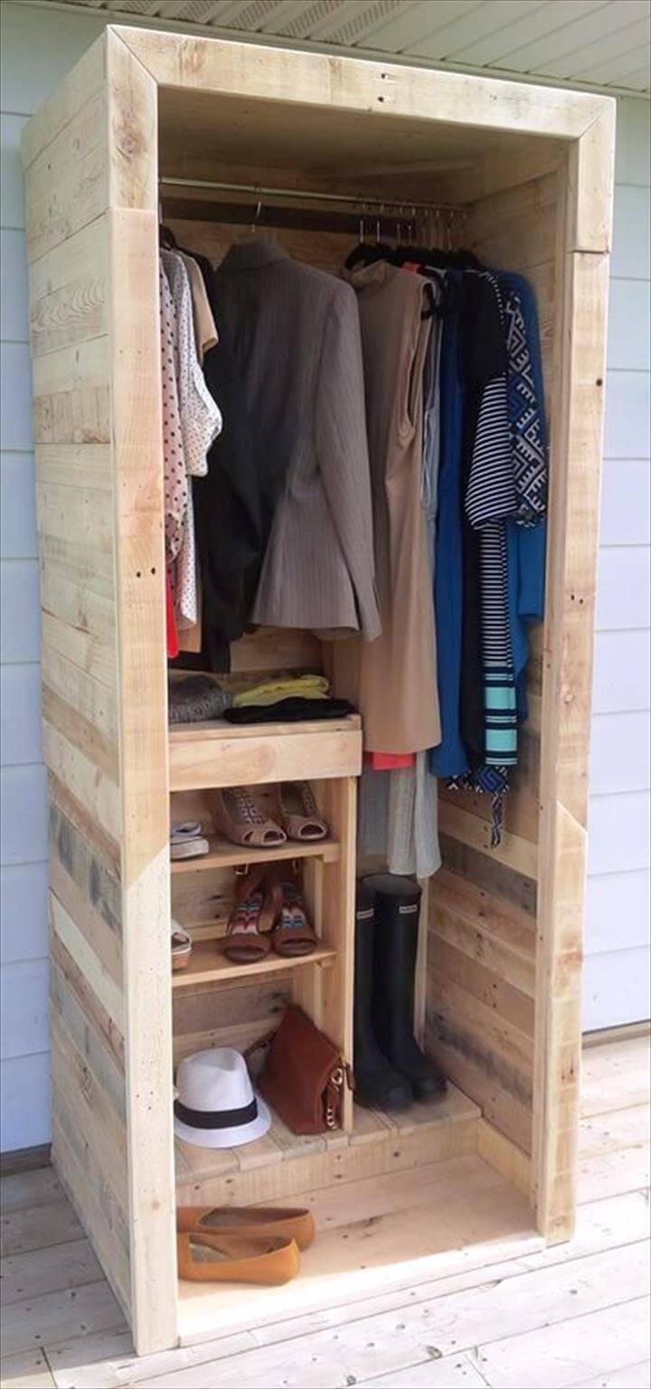 Шкаф из паллет для одежды