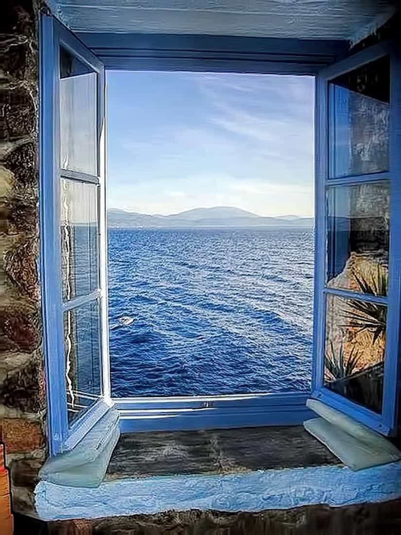 Окно с видом на море