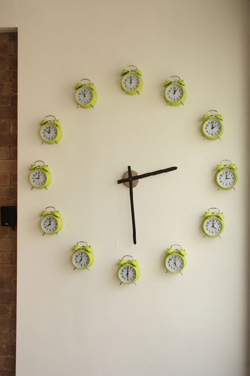 Необычные часы на стену