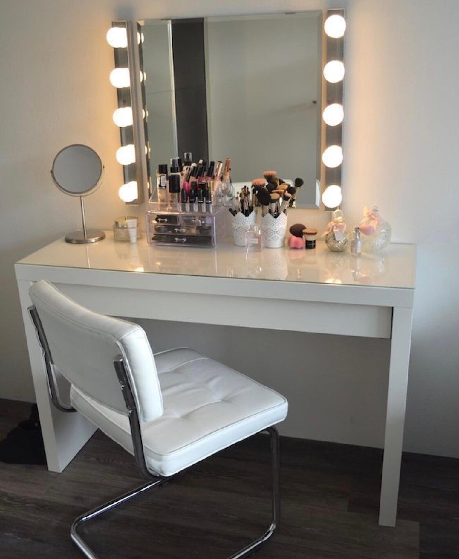 Столик зеркало с лампочками. Ikea гримерный столик. Туалетный столик ikea МАЛЬМ. Гримерный стол икеа белый. Столик для макияжа икеа.