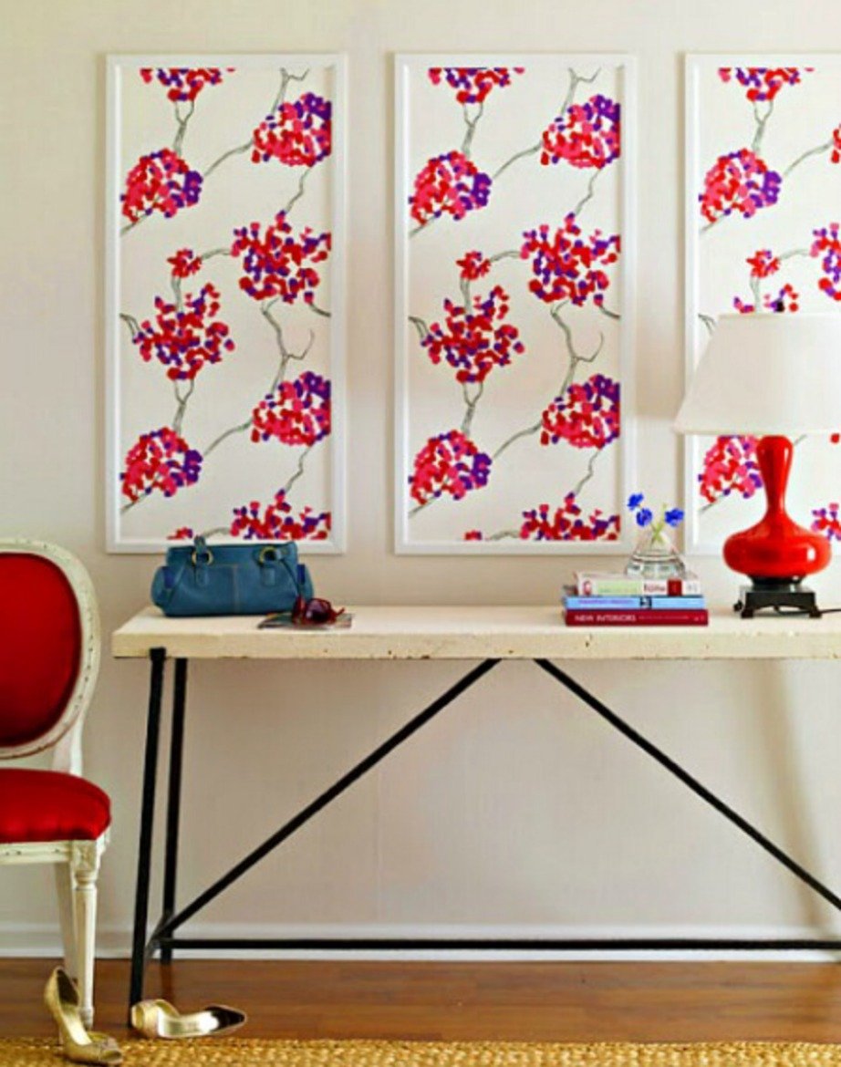 Ткань в рамке на стене