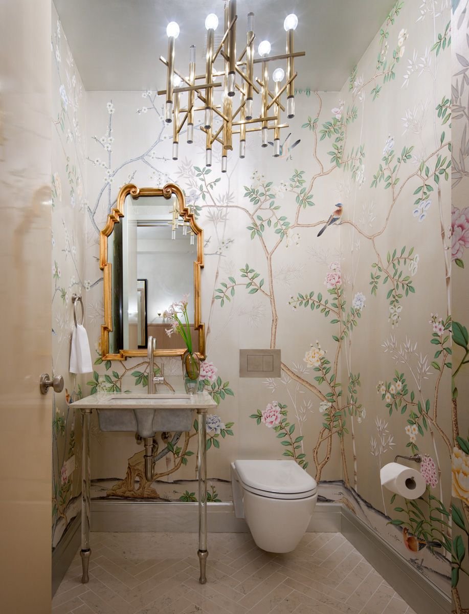 Интерьер ванной комнаты с цветами