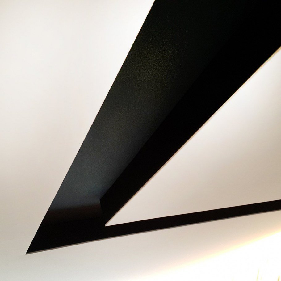 Потолок с черной полосой