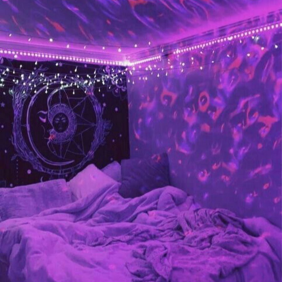Фиолетовая гирлянда в комнате