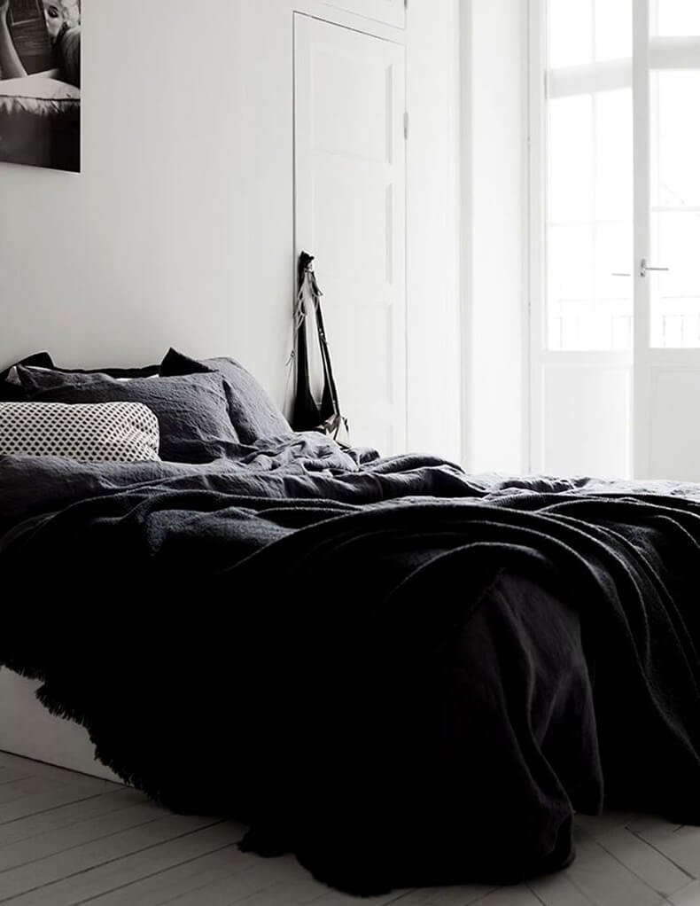 Кровать черного цвета