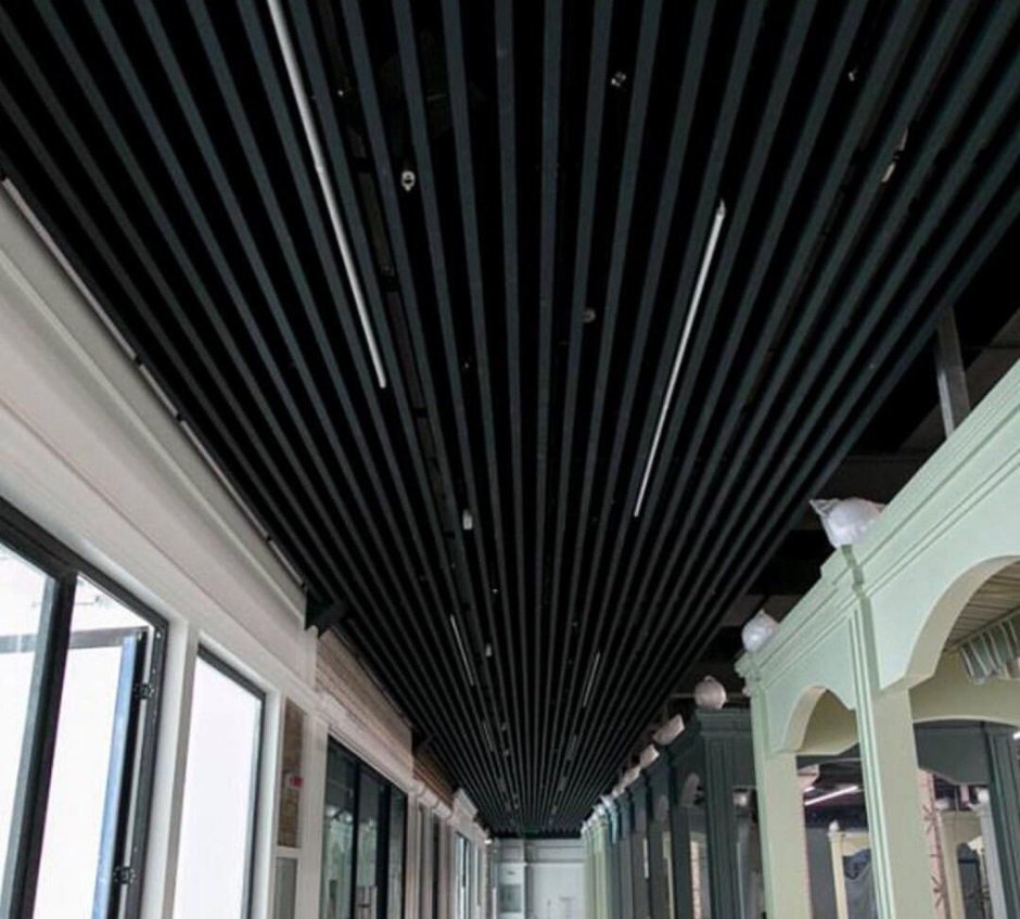 Реечный кубообразный потолок в коридоре