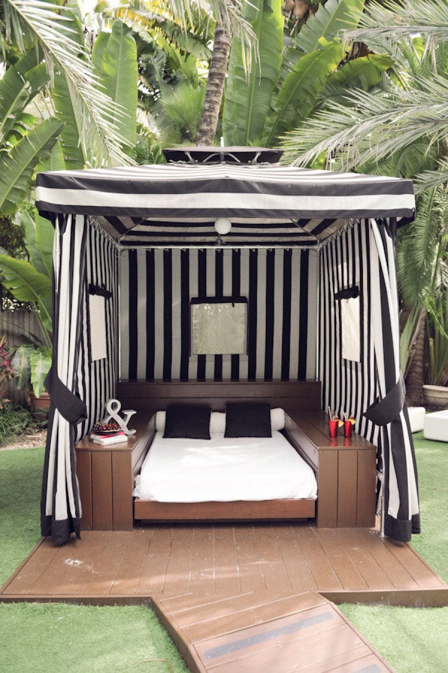 Уличные беседки в виде каюты