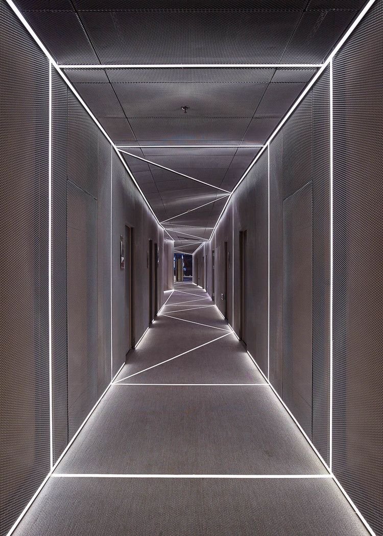 Подсветка длинного коридора