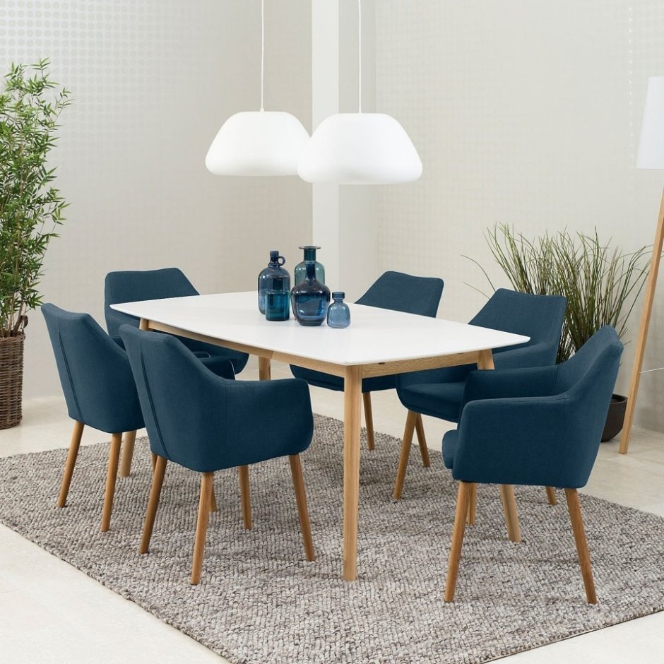Обеденный стол с синими стульями