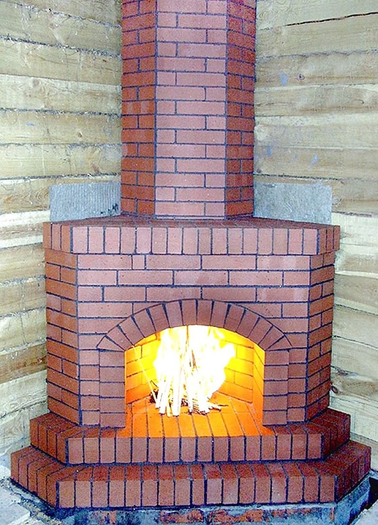 Угловой камин из кирпича