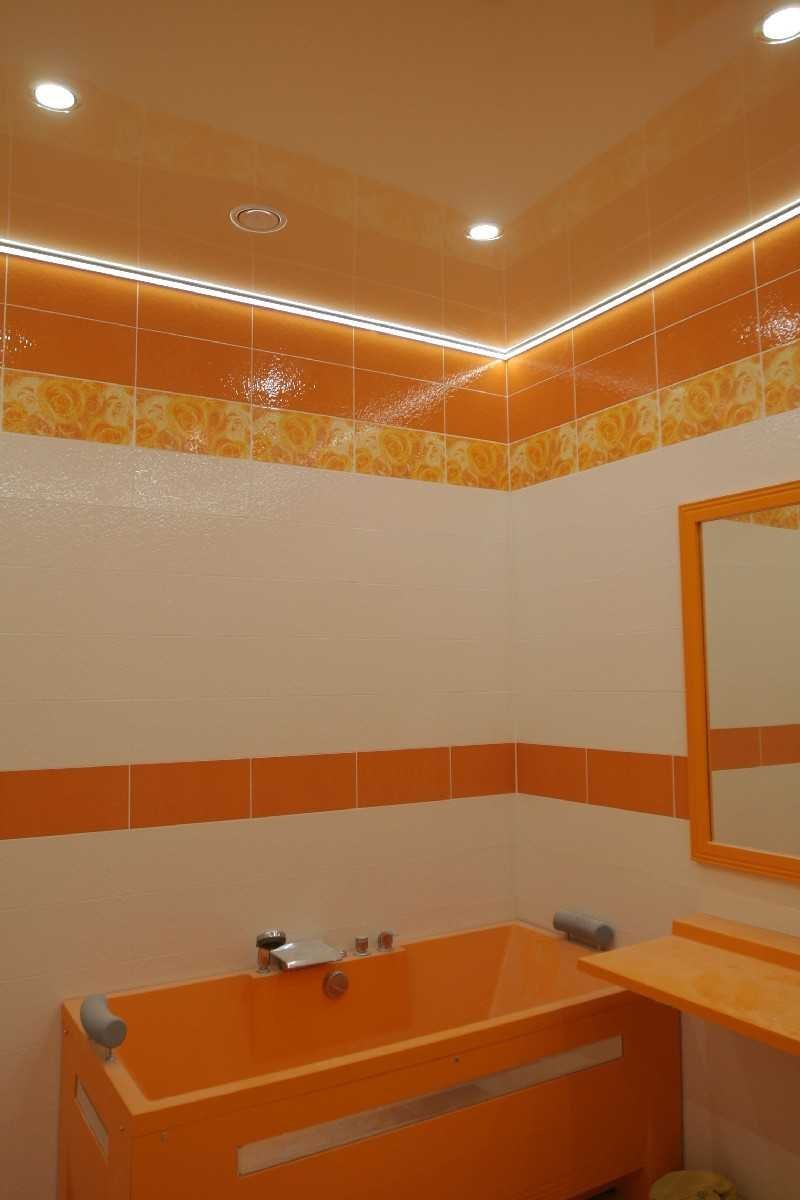 Цветной потолок в ванной