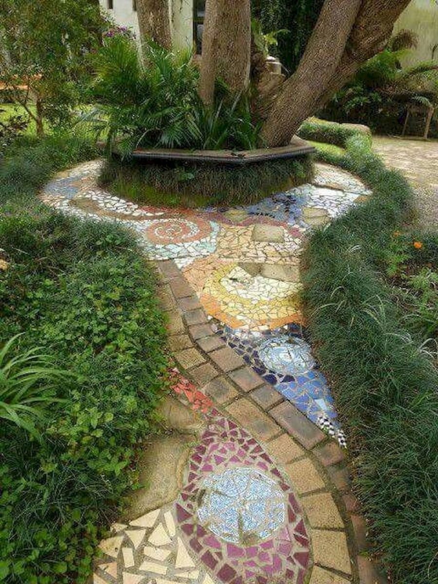 Мозаика на дорожке в саду