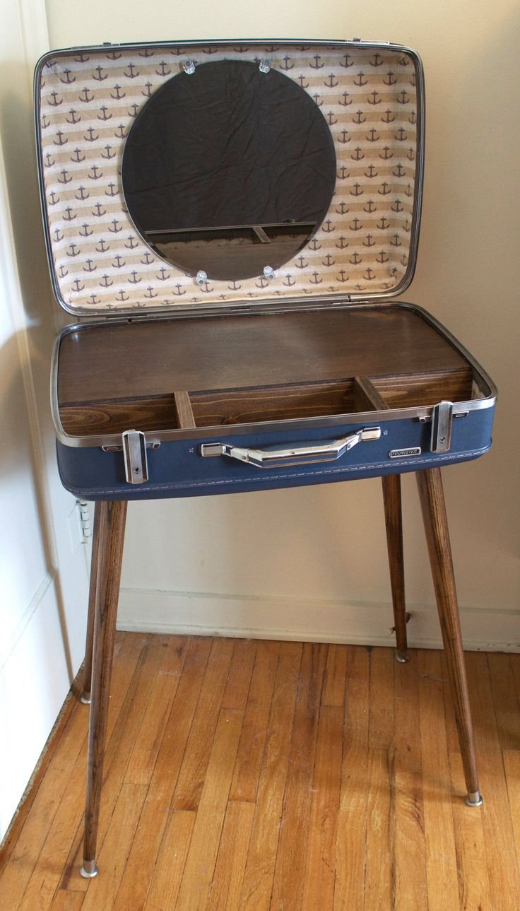 Винтажный столик из старого чемодана