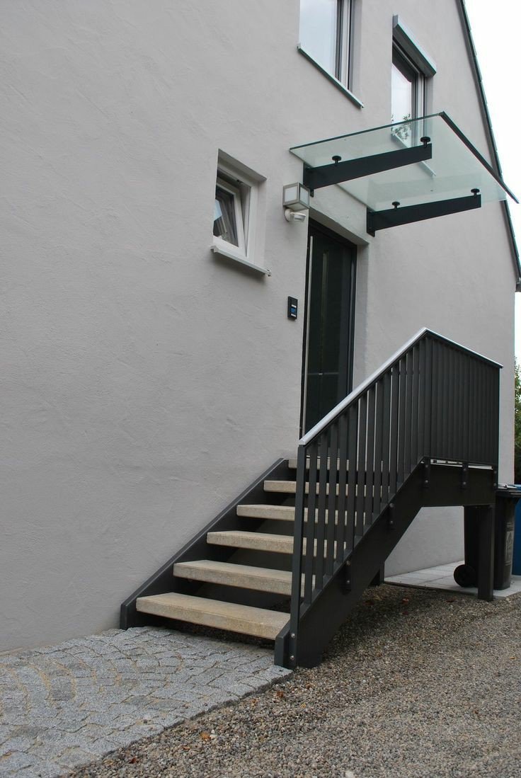 Уличная лестница в дом металлическая