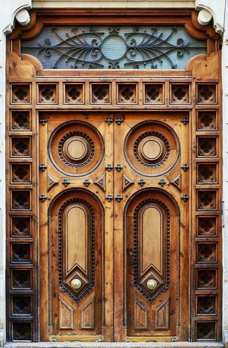 Старинные резные двери
