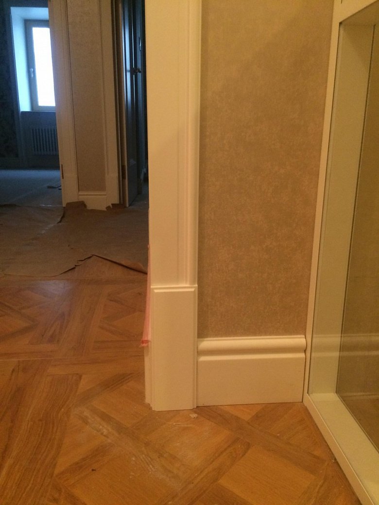 Плинтус и наличник двери