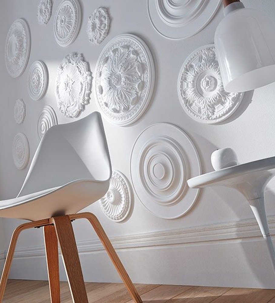 Декор стен потолочными розетками