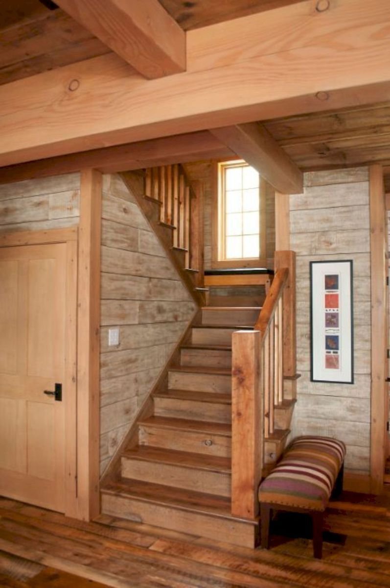 Туалет под лестницей в деревянном доме