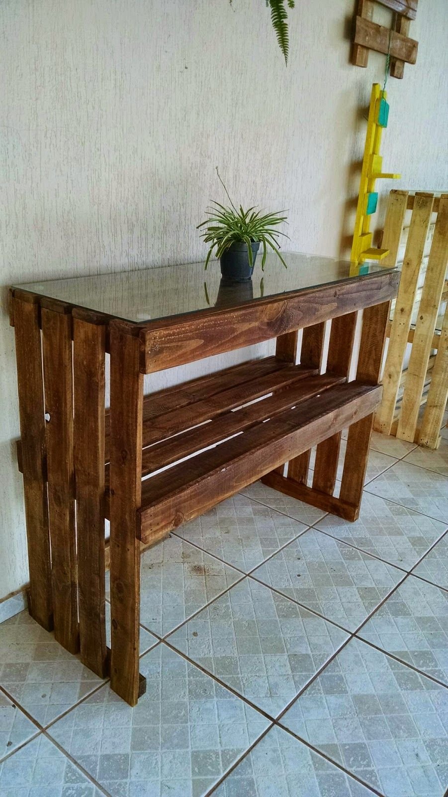 Стол с полками из паллет