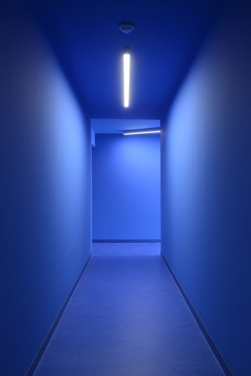 Неоновая подсветка в коридоре