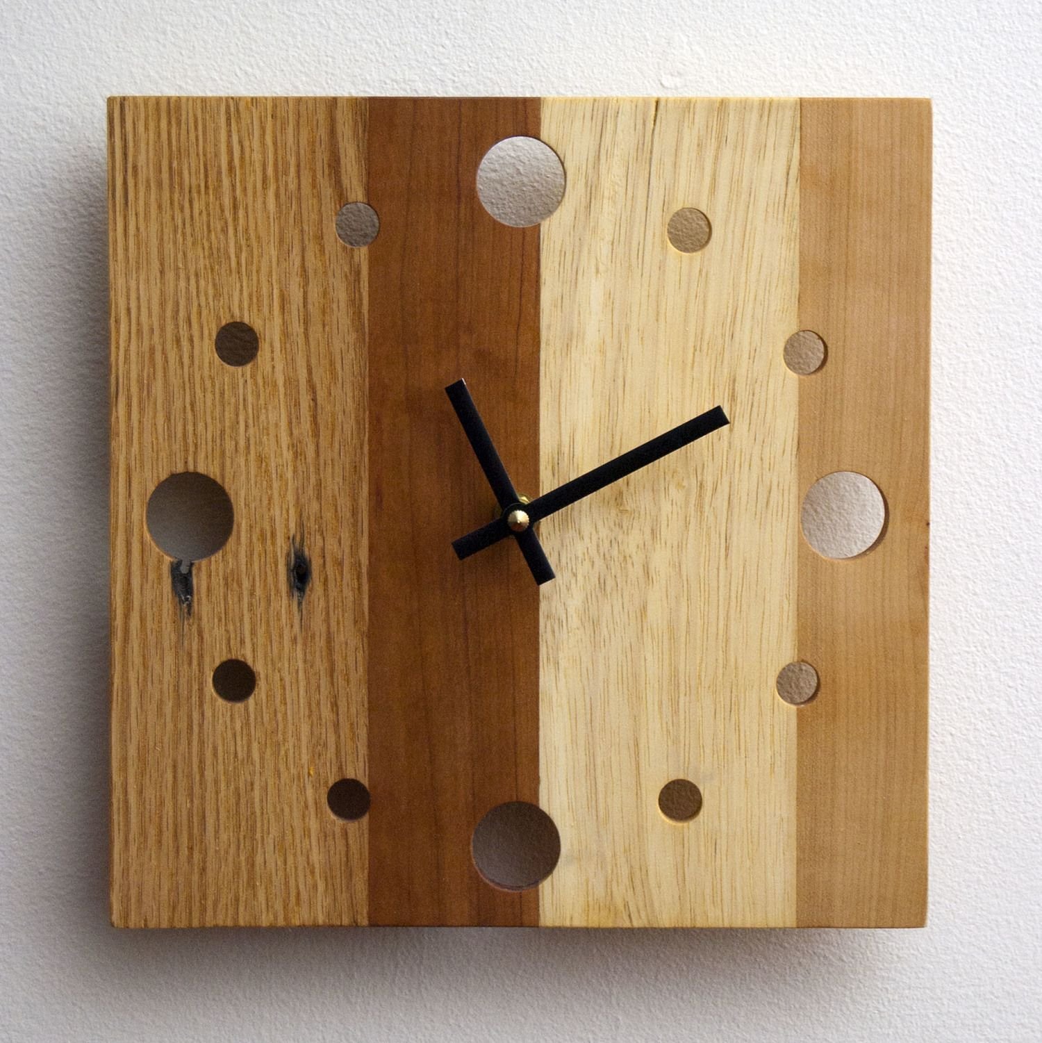 Самодельные настенные. Часы настенные деревянные. Часы из дерева. Часы из досок. Оригинальные настенные часы из дерева.