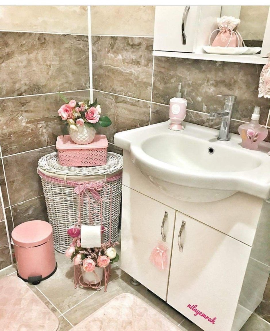 Декор розовой ванной комнаты