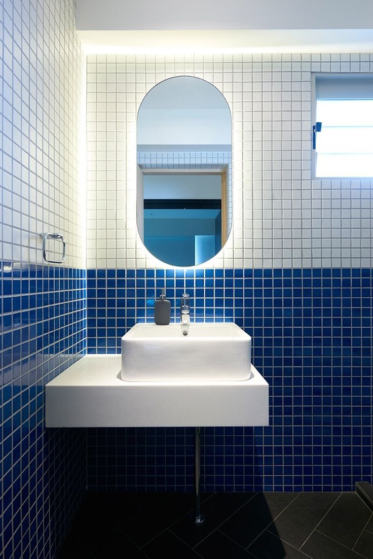 Плитка для ванной голубая с белым