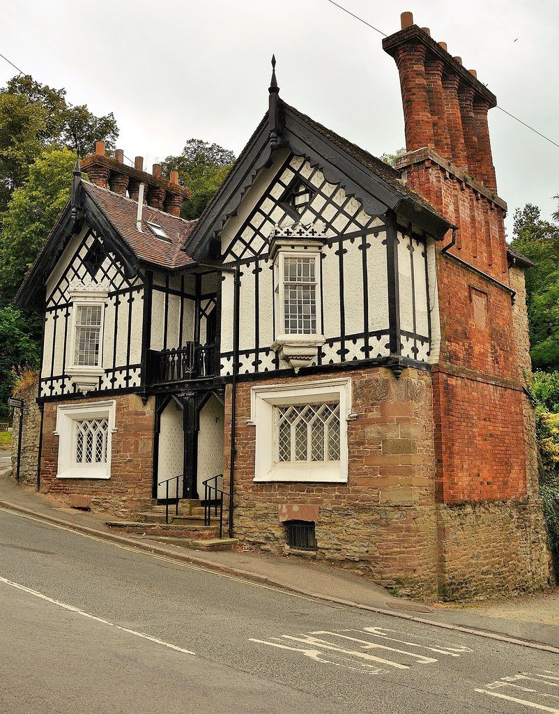 Стиль Тюдор (Tudor Revival Cottage)