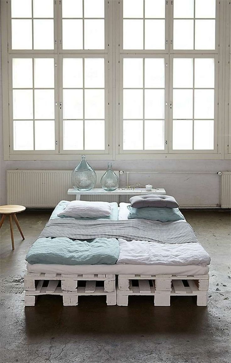 Кровать из поддонов в стиле