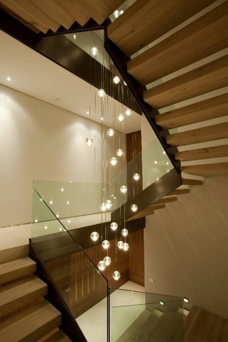 Современные светильники на лестнице