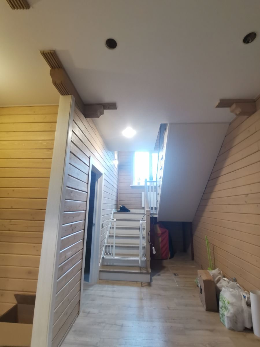 Натяжной потолок под лестницей
