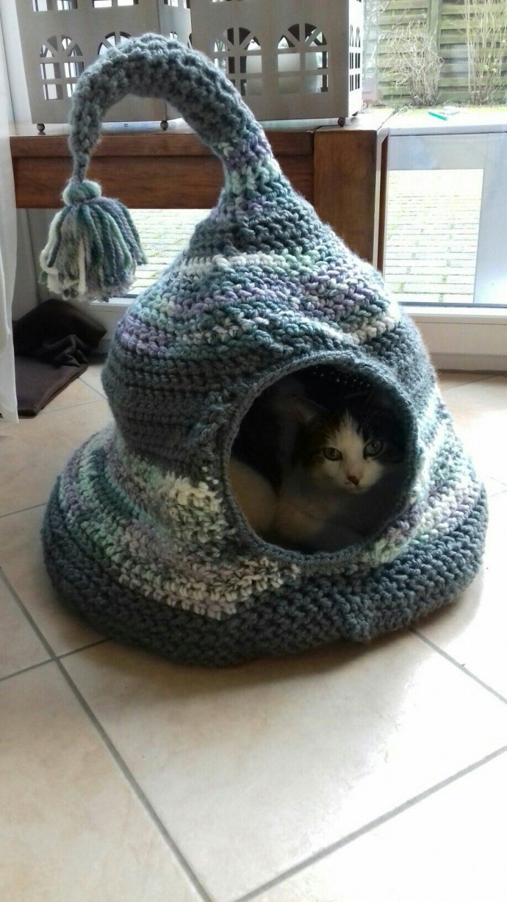 Вязаный кошачий домик