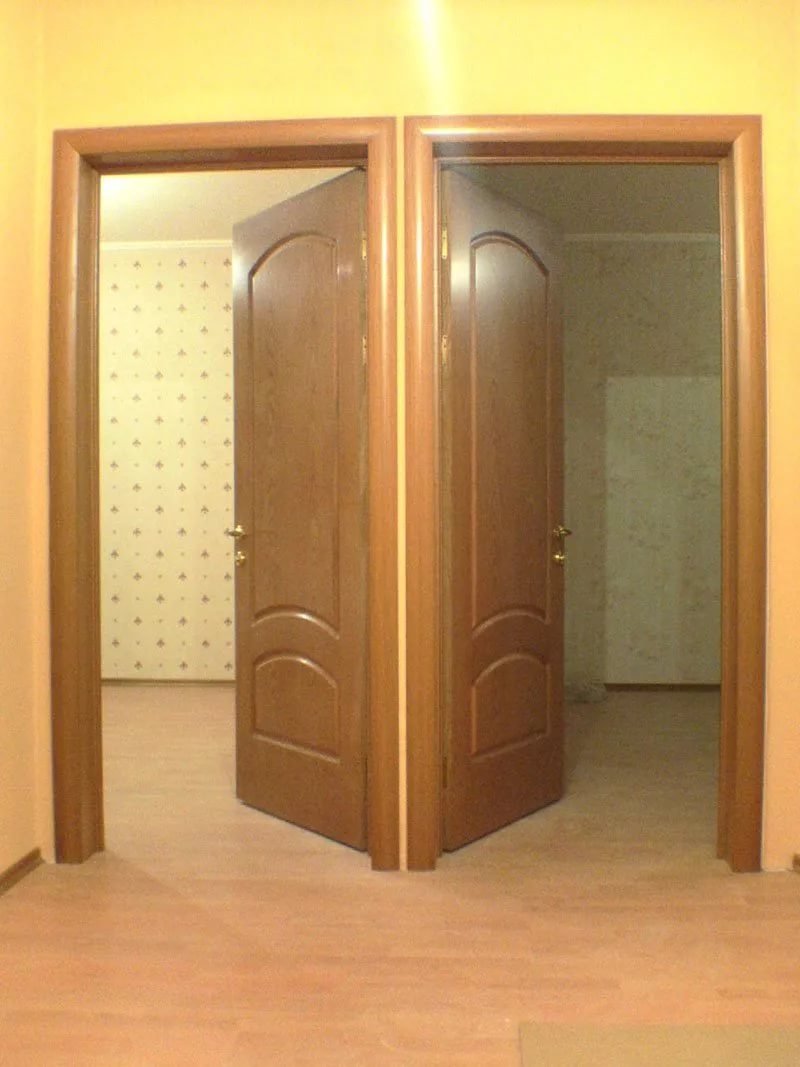 Две двери рядом в интерьере
