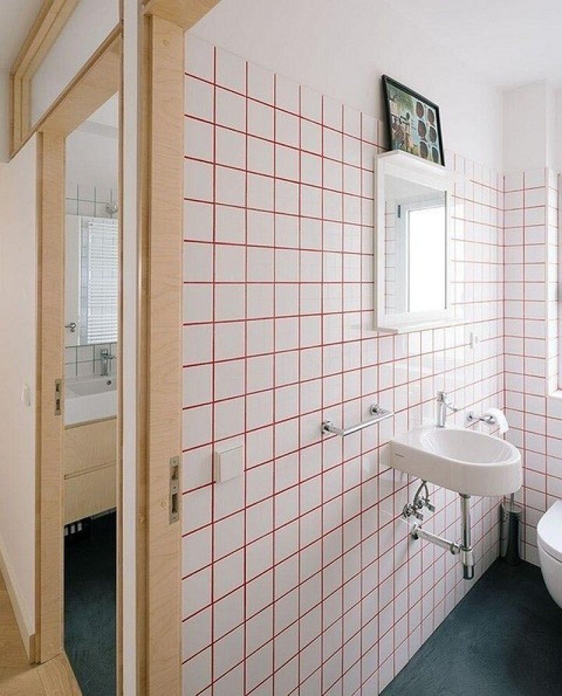 Белая плитка с цветной затиркой в ванной