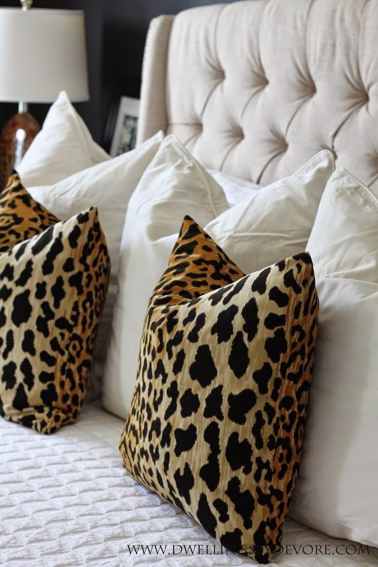 Леопардовые подушки в интерьере