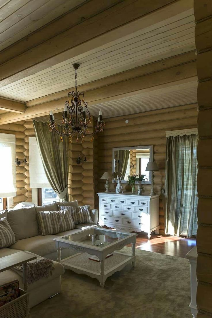 Гостиная в деревянном доме из бревна