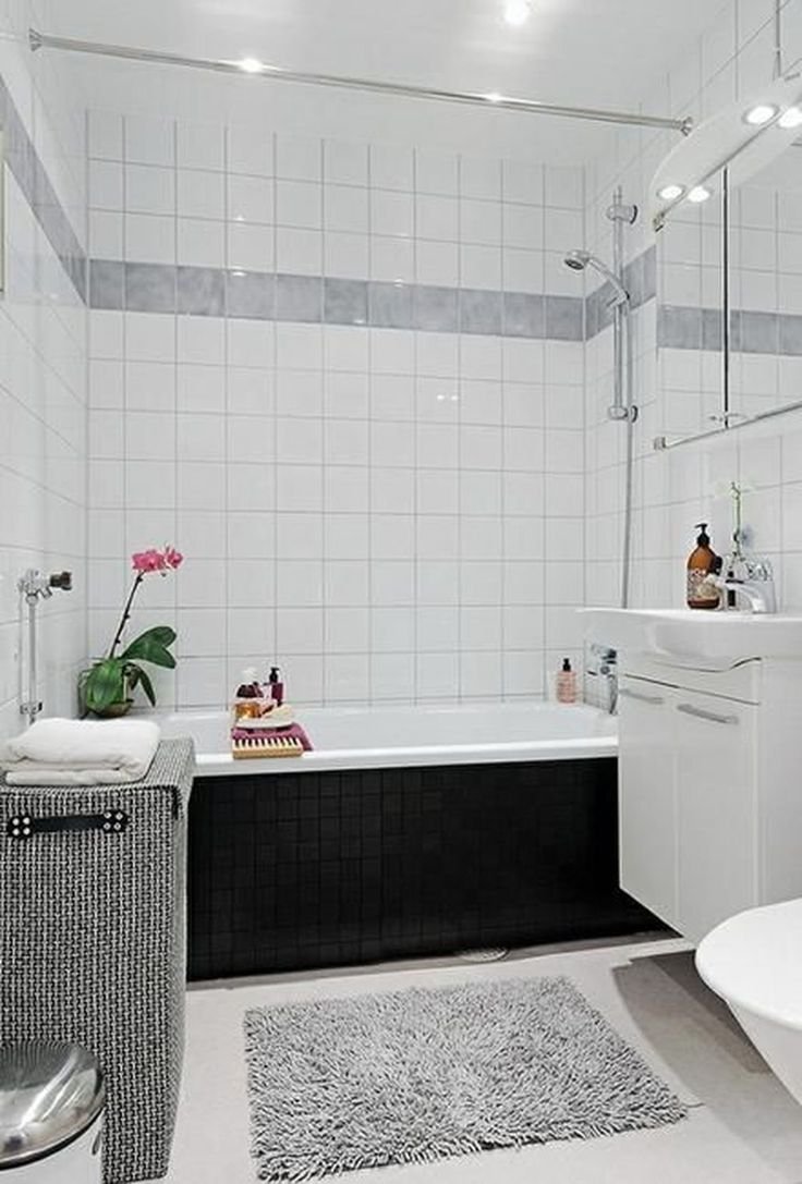 Белая плитка в маленькой ванной